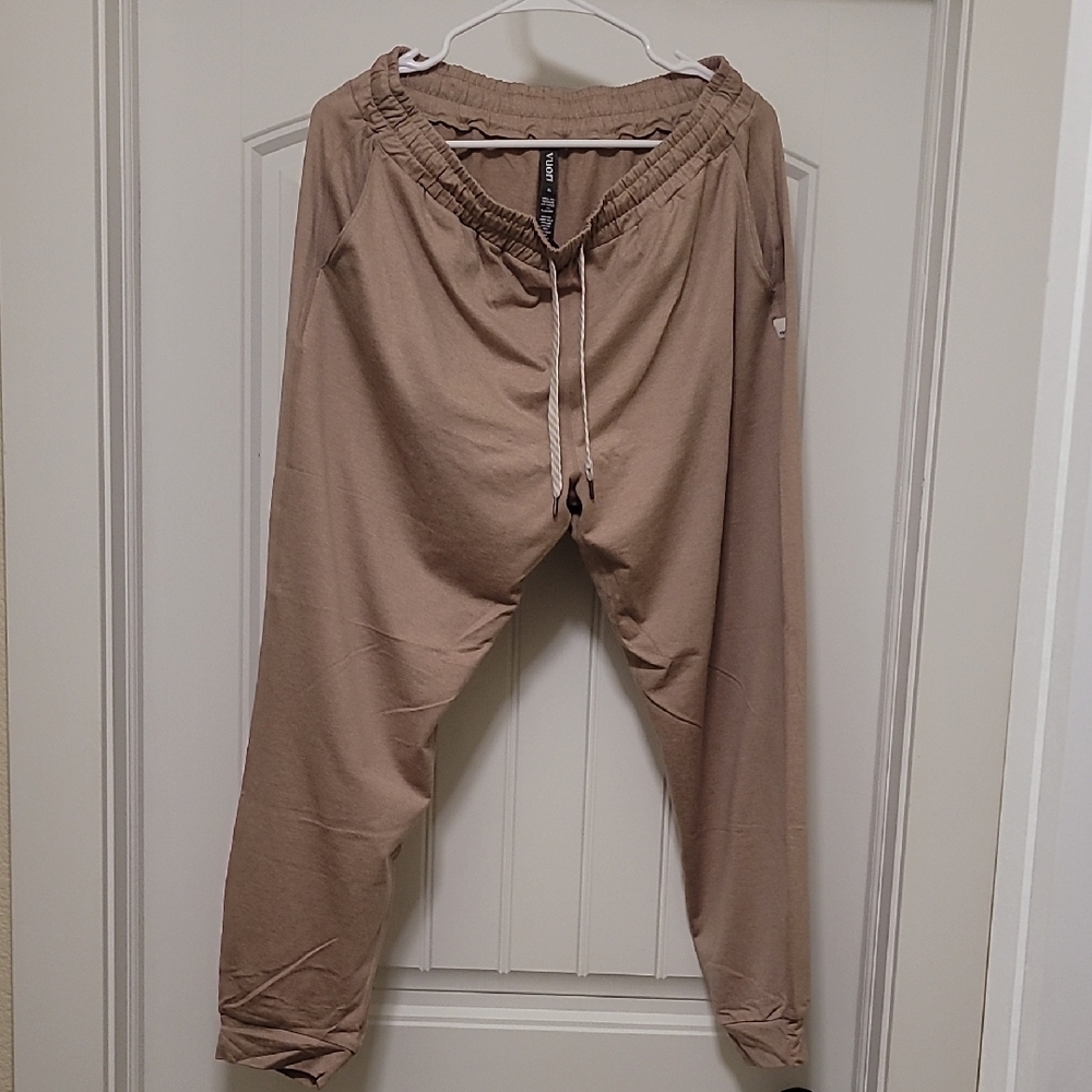 Vuori Women's Joggers in Dogwood Pink